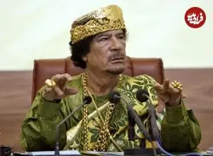 عکس| سفر در زمان؛ «معمر قذافی» با لباس نظامی در یک نشست؛ سال 1361