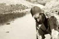 عکس| سفر زمان؛ رنگرزهای عهد قاجار در حال شستن الیاف