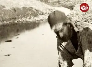 عکس| سفر زمان؛ رنگرزهای عهد قاجار در حال شستن الیاف