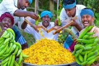 ببینید؛ غذای روستایی در هند؛ تهیه چیپس موز با روغن نارگیل در طبیعت