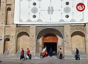 عکس| سفر به ایران قدیم؛ مرد خر سوار در حال عبور از خیابان ناصرخسرو؛ 130 سال قبل