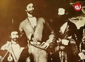 عکس| سفر زمان؛ «تیمور میرزا» شاهزاده قاجاری در پیری و در کنار پسران اش