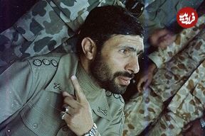 عکس؛ سفر به تاریخ؛ «شهید صیاد شیرازی» با کلاهخود، اسلحه و کتاب در حال وارد شدن به چادر نظامی