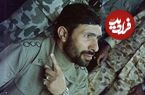 عکس؛ سفر به تاریخ؛ «شهید صیاد شیرازی» با کلاهخود، اسلحه و کتاب در حال وارد شدن به چادر نظامی