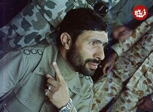 عکس؛ سفر به تاریخ؛ «شهید صیاد شیرازی» با کلاهخود، اسلحه و کتاب در حال وارد شدن به چادر نظامی