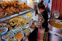 ببینید؛ غذای خیابانی در کامبوج؛ پخت سوپ گوشت بره و اردک در پنوم پن