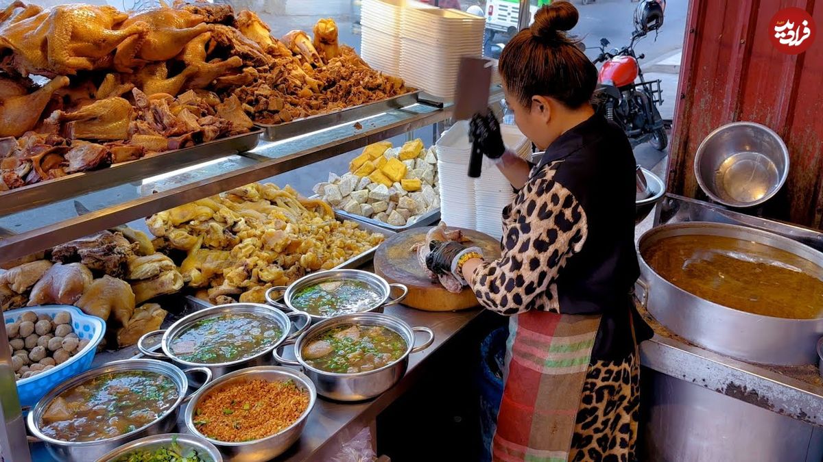 ببینید؛ غذای خیابانی در کامبوج؛ پخت سوپ گوشت بره و اردک در پنوم پن