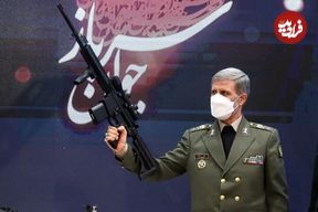 عکس؛ سفر به تاریخ؛ «امیر حاتمی، فرماندۀ ارتش» در حال نشانه‌گیری با تفنگ دوربین‌دار؛ سال ۱۳۹۹