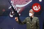 عکس؛ سفر به تاریخ؛ «امیر حاتمی، فرماندۀ ارتش» در حال نشانه‌گیری با تفنگ دوربین‌دار؛ سال ۱۳۹۹