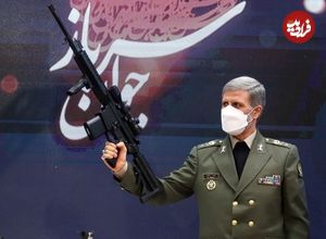 عکس؛ سفر به تاریخ؛ «امیر حاتمی، فرماندۀ ارتش» در حال نشانه‌گیری با تفنگ دوربین‌دار؛ سال ۱۳۹۹