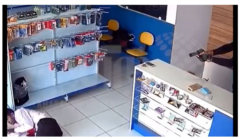 (ویدئو) لحظه کشته شدن سارق مسلح در فروشگاه موبایل (۱۶+)