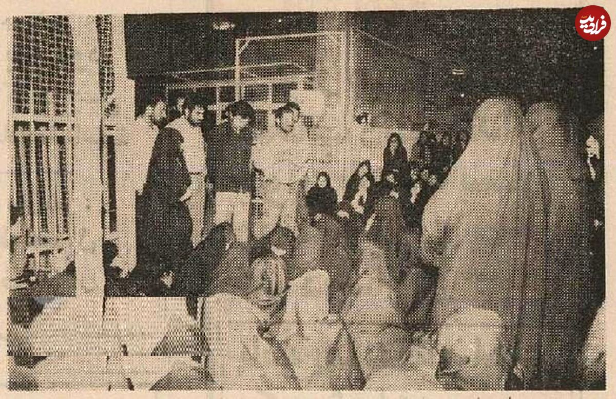 عکس؛ سفر در زمان؛ ۴۰۰ دختر دانشجو شب در پیاده‌رو خوابیدند!