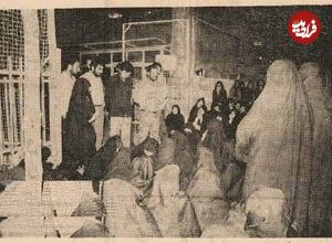 عکس؛ سفر در زمان؛ ۴۰۰ دختر دانشجو شب در پیاده‌رو خوابیدند!