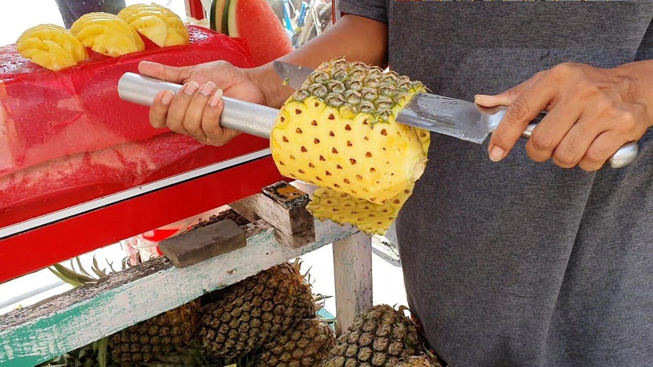 (ویدئو) مهارت تماشایی یک میوه فروش فیلیپینی در برش زدن آناناس