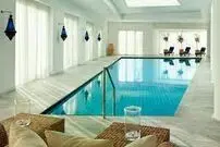 (ویدئو) خلاقیت عجیب یک مرد یزدی در طراحی خانه‌اش؛ استخر وسط پذیرایی!