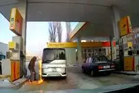 (ویدئو) راننده دیوانه، پمپ بنزین را به آتش کشید!