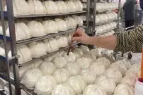 ببینید؛ مراحل تولید انبوه نان بخار پزشده پر شده با گوشت و فلفل در تایوان 