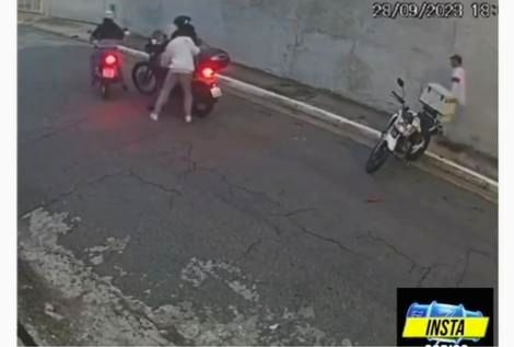 (ویدیو) روش متفاوت یک مرد در مقابله با سرقت موتور در خیابان 