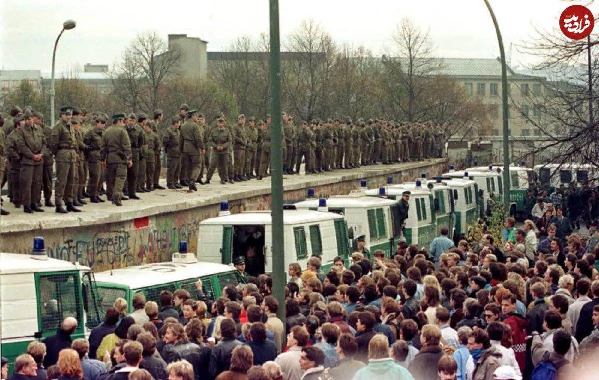 تصاویر؛ سفر در زمان؛ ۱۸ تصویر خیره کننده که فرو ریختن دیوار برلین را از زاویه ای دیگر به تصویر می کشند