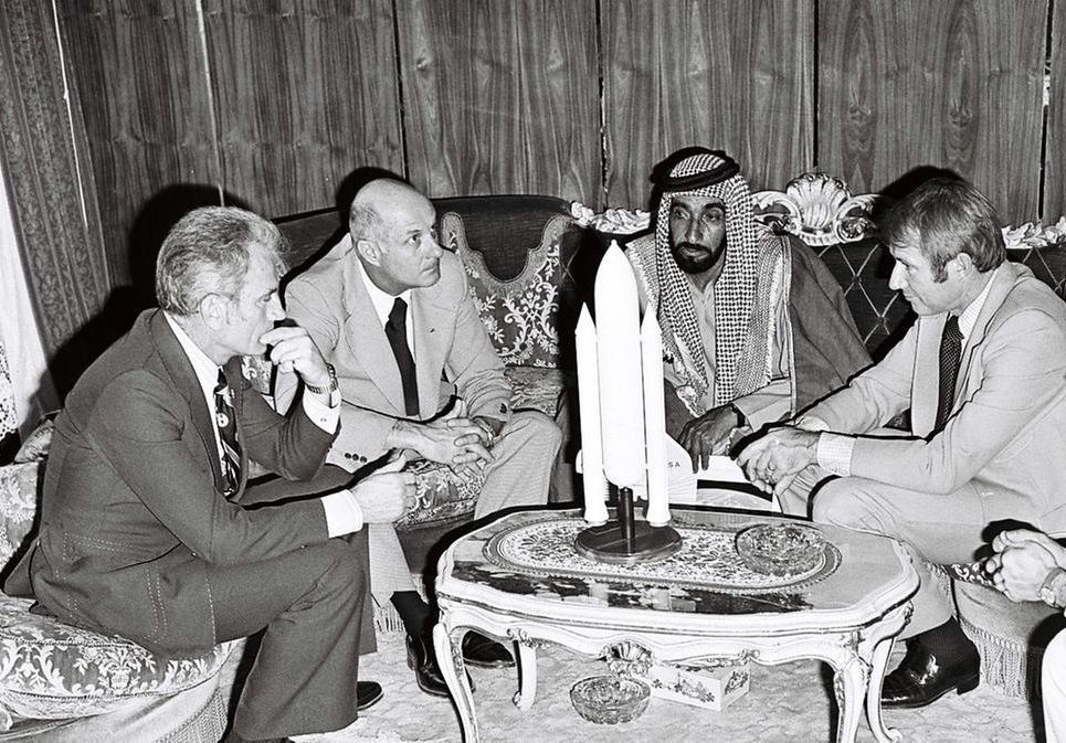 نام «خلیج فارس» روی میز بنیانگذار امارات؛ یک عکس تاریخی