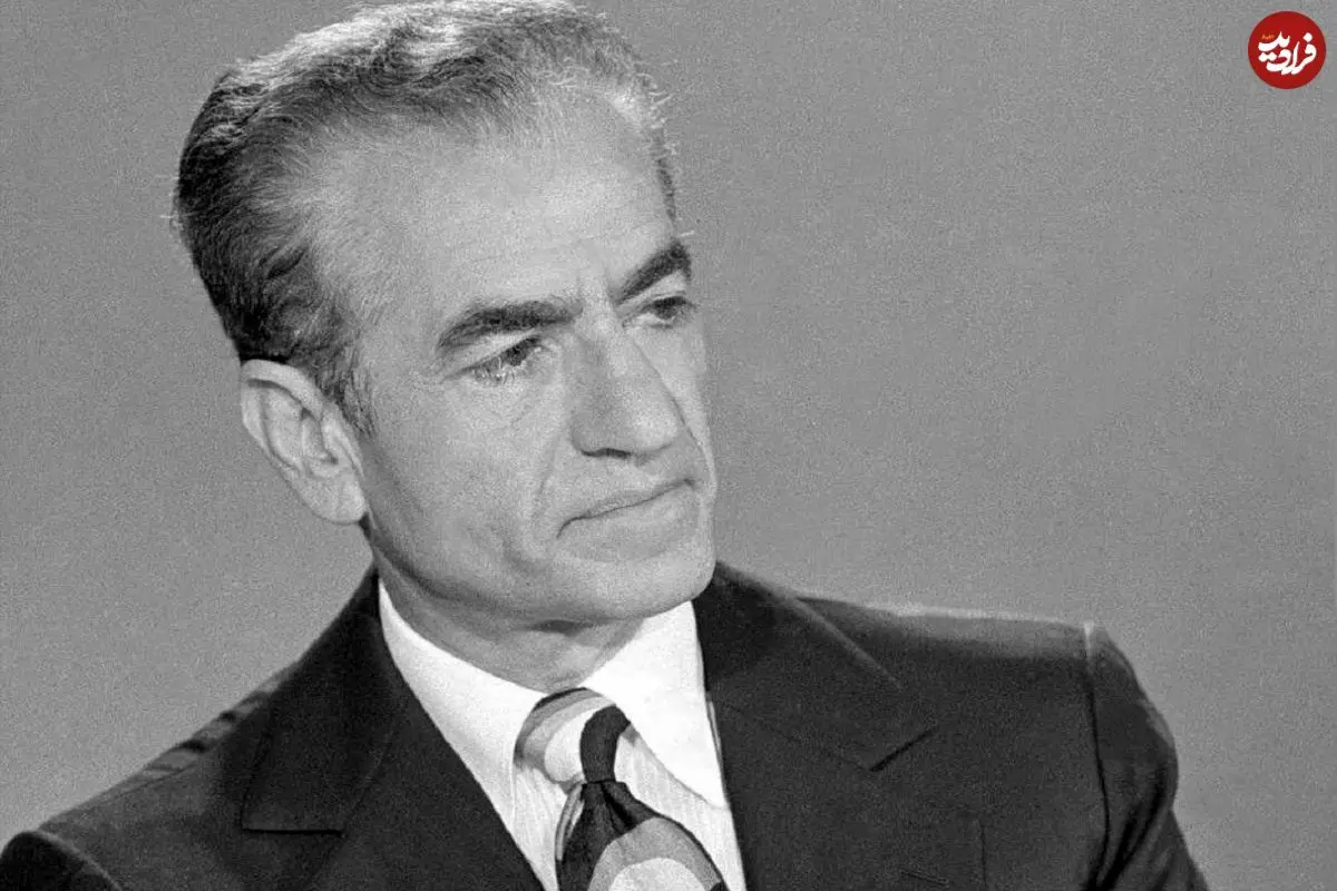 عکس| سفر در زمان؛ «محمدرضا پهلوی» در حال بازدید از یک هنرستان دخترانه در تهران؛ سال 1337