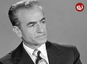 عکس| سفر در زمان؛ «محمدرضا پهلوی» در حال بازدید از یک هنرستان دخترانه در تهران؛ سال 1337