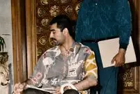 عکس| سفر زمان؛ وقتی «عدی، پسر صدام» شخصاً به شیرهایش غذا می‌داد؛ دهه 70