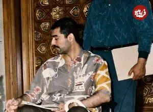 عکس| سفر زمان؛ وقتی «عدی، پسر صدام» شخصاً به شیرهایش غذا می‌داد؛ دهه 60