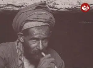 عکس| سفر زمان؛ تصویری از یک مغازه‌دار ایرانی پشت دخل مغازه‌اش؛ 145 سال قبل