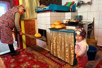 ببینید؛ غذای روستایی در اوکراین؛ ساخت چاقو و پخت نان سنتی در کوهستان کارپات