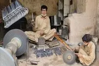 ببینید| فرآیند دیدنی تولید قیچی به روش سنتی در کارگاهی در پاکستان