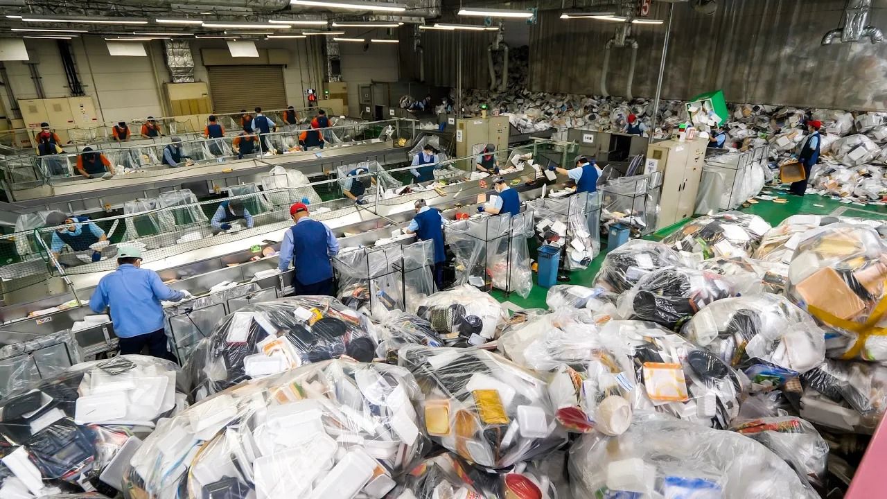 (ویدئو) عملیات بازیافت تماشایی ظرف یک بار مصرف غذا در یک کارخانه ژاپنی