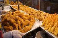 ببینید| غذای خیابانی در کره؛ پخت مرغ و میگوی سوخاری در سئول