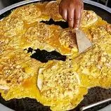 ببینید| غذای خیابانی در مالزی؛ مهارت آشپز خیابانی در تهیه پنکیک با تخم مرغ در پنانگ