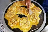 ببینید| غذای خیابانی در مالزی؛ مهارت آشپز خیابانی در تهیه پنکیک با تخم مرغ در پنانگ