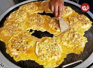 ببینید| غذای خیابانی در مالزی؛ مهارت آشپز خیابانی در تهیه پنکیک با تخم مرغ در پنانگ