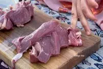(ویدئو) غذاهای روستایی: پخت پیده با گوشت گوسفندی توسط بانوی روستایی کردستانی