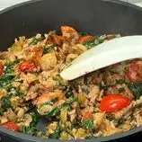 ببینید| طرز تهیه یک غذای ساده و جدید با تن ماهی و اسفناج