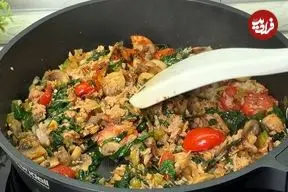 ببینید| طرز تهیه یک غذای ساده و جدید با تن ماهی و اسفناج