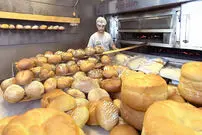 (ویدئو) فرآیند دیدنی پخت انواع نان در کارگاهی در استانبول