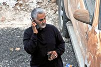 عکس؛ سفر به تاریخ؛ چهرۀ خندان «حاج قاسم سلیمانی» در کنار موتورسیکلتش در جبهه؛ دهۀ 60