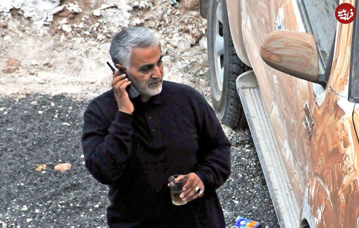 عکس؛ سفر به تاریخ؛ چهرۀ خندان «حاج قاسم سلیمانی» در کنار موتورسیکلتش در جبهه؛ دهۀ 60