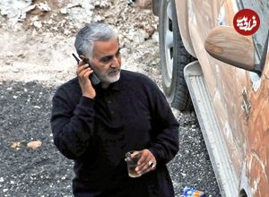 عکس؛ سفر به تاریخ؛ چهرۀ خندان «حاج قاسم سلیمانی» در کنار موتورسیکلتش در جبهه؛ دهۀ 60