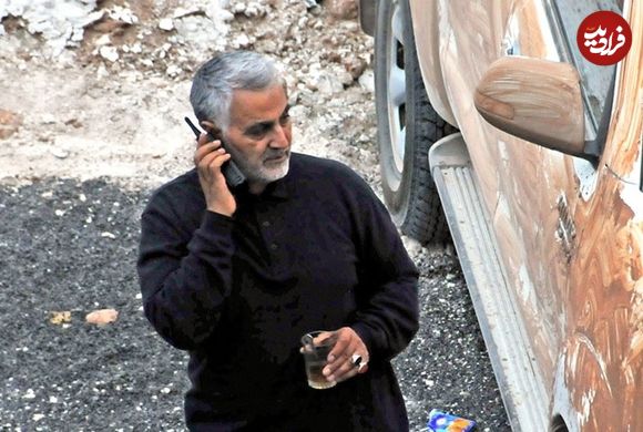 عکس؛ سفر به تاریخ؛ چهرۀ خندان «حاج قاسم سلیمانی» در کنار موتورسیکلتش در جبهه؛ دهۀ 60
