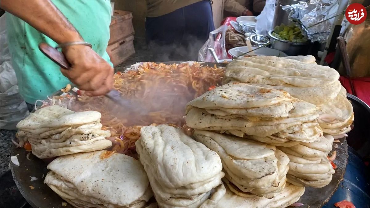 (ویدئو) این فروشنده خیابانی پرطرفدارترین چوله هندی را آماده می کند