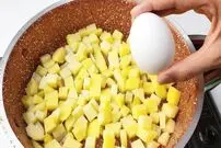 (ویدئو) این پیتزای خوشمزه ارزان ترکیه ای را با سیب زمینی و تخم مرغ درست کنید