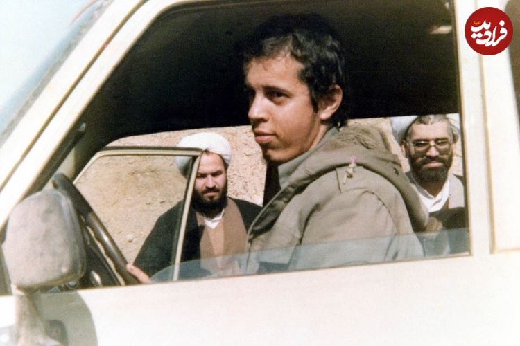 عکس؛ سفر در زمان؛ «شهید حسن باقری» و همرزمان در حال ناهار خوردن در جبهه؛ دهه 60