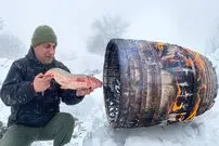 ببینید| غذای روستایی در آذربایجان؛ کباب کردن ماهی کپور در بشکه و در برف 