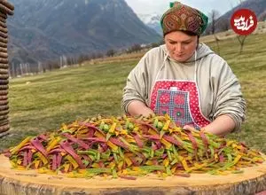 ببینید| غذای روستایی در آذربایجان؛ تهیه پاستای رنگی با لبو، اسفناج و زردچوبه