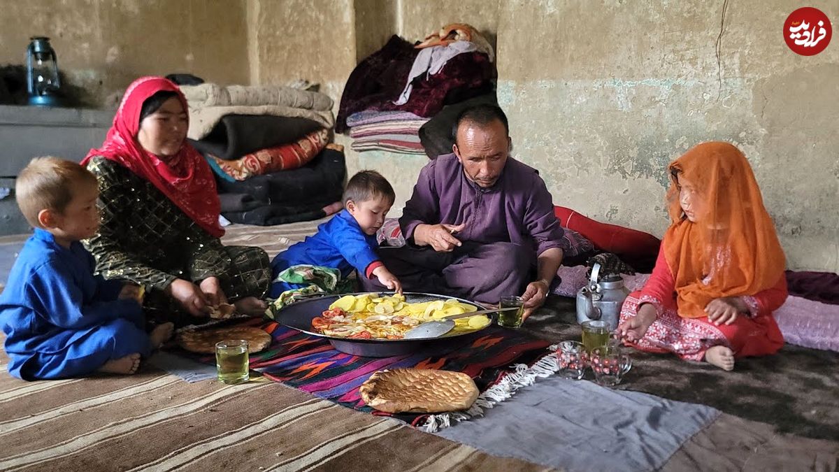 ببینید؛ غذای روستایی در افغانستان؛ پخت املت با تخم مرغ، سیب زمینی و گوجه